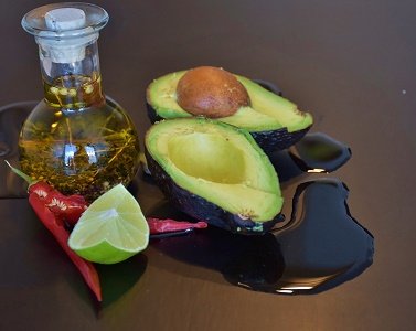 gesunde haut mit dem oel der avocado